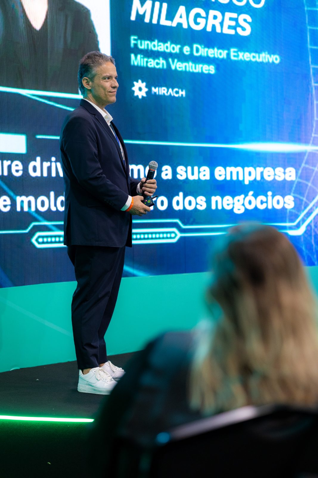 Francisco Milagres apresentando keynote sobre IA e organizações exponenciais