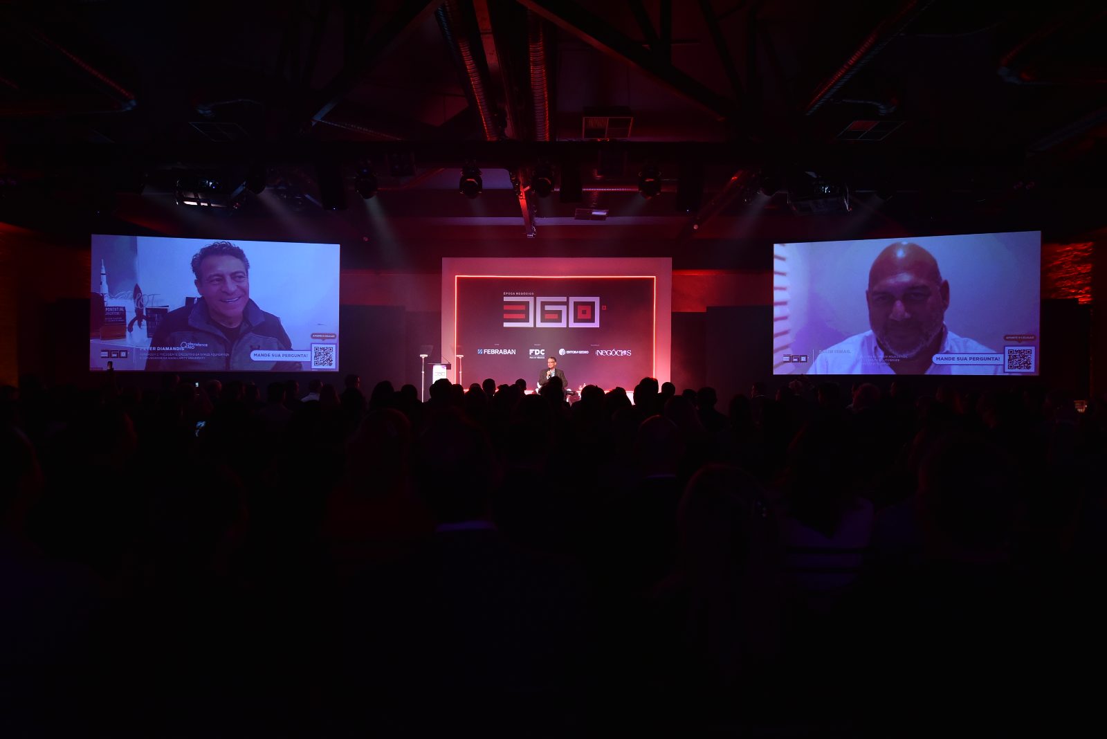 Francisco Milagres em palco com audiência executiva